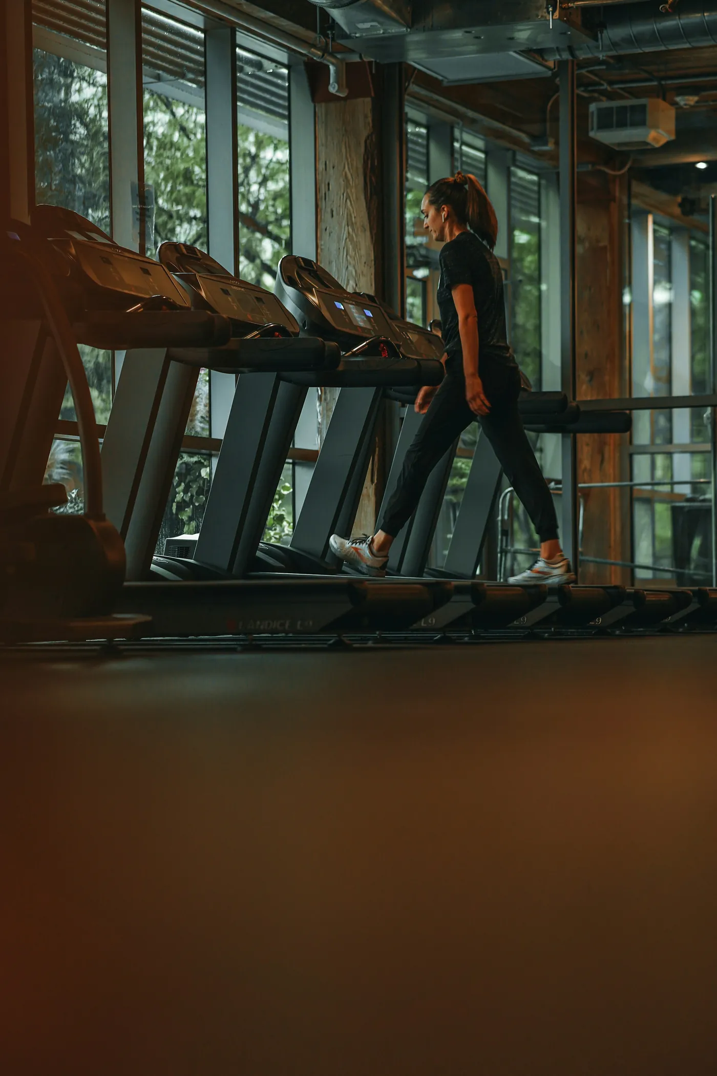Une coureuse sur un tapis roulant dans un gym