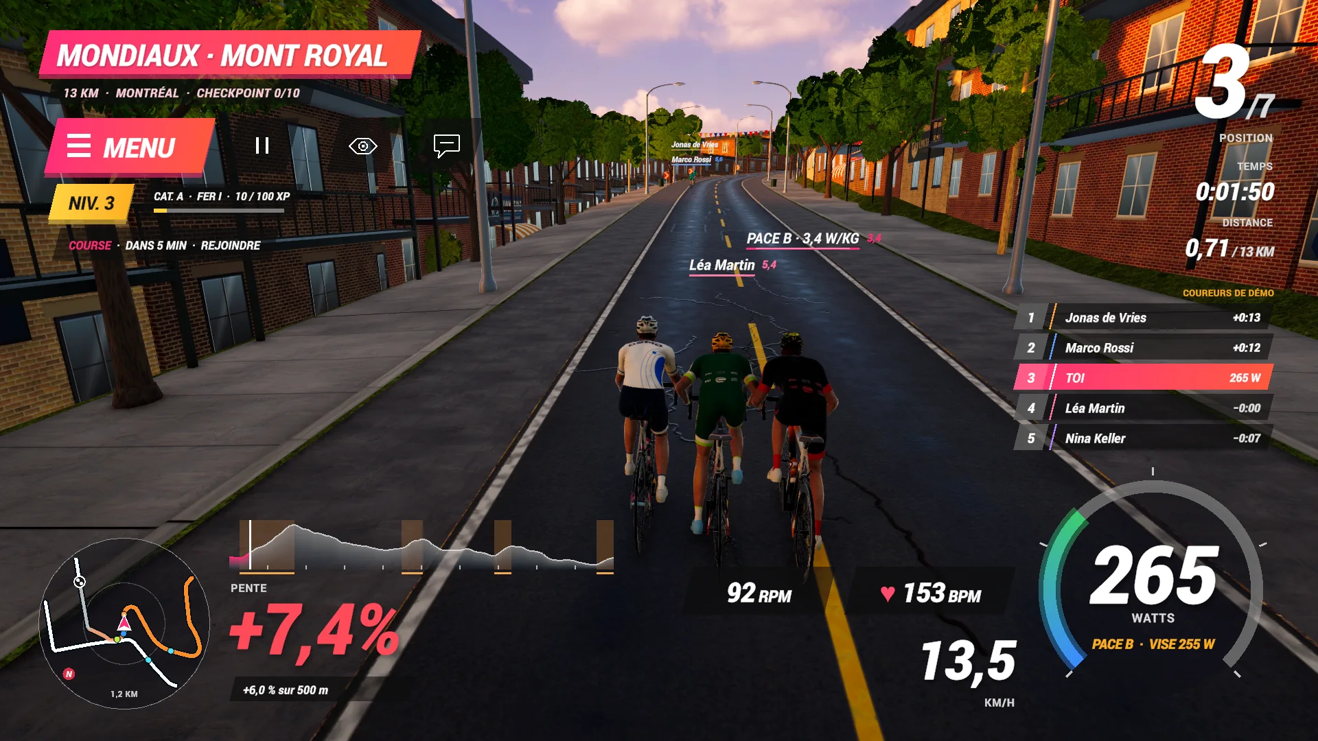 L’écran de course de FORGE Ride sur le mont Royal : 265 watts, pente de 7,4 %, cadence, cardio, carte et classement